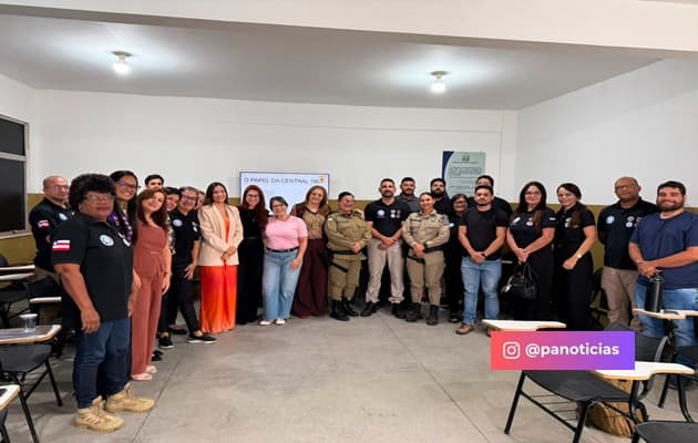 Profissionais reunidos em roda de conversa sobre atendimento a mulheres vítimas de violência