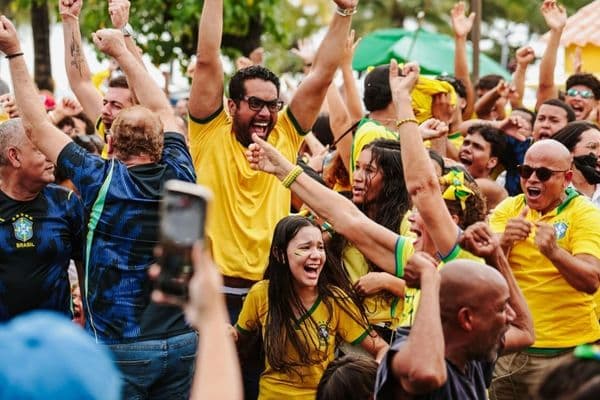 Torcedores assistem a jogo do Brasil em telão na Praça Marcílio Dias, em Jaraguá, Maceió