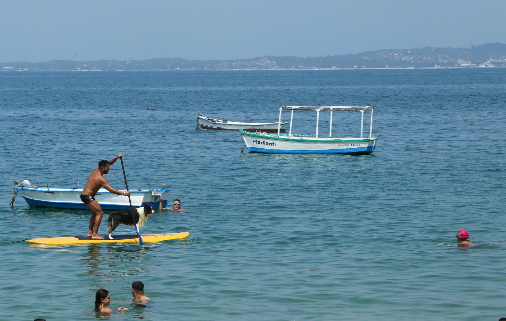 Orla de praia em Salvador com bandeira de sinalização de balneabilidade