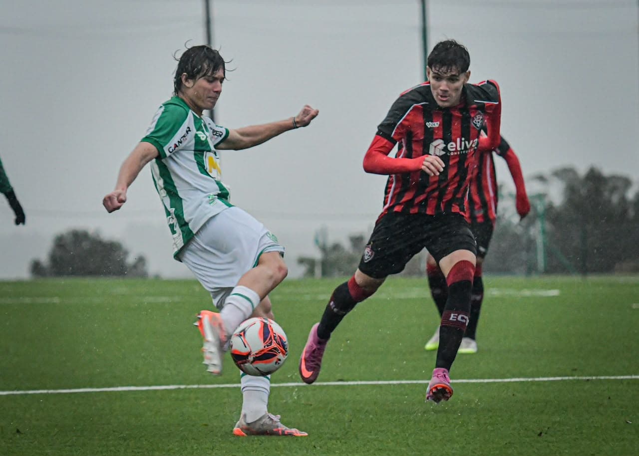Jogadores do Vitória Sub-17 em campo durante partida do Brasileirão Sub-17 2025