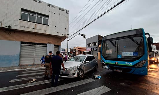 Agentes de trânsito orientando motoristas em cruzamento com semáforos apagados no centro de Aracaju