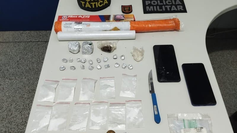 Policiais militares de Sergipe durante abordagem com drogas apreendidas sobre mesa
