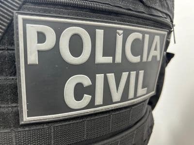 Viatura da Polícia Civil da Bahia em frente a delegacia especializada