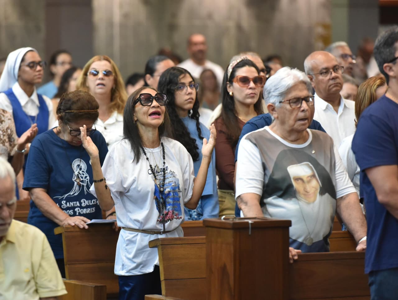 Fiéis reunidos na missa de abertura da trezena da Festa de Santa Dulce dos Pobres no Santuário do Largo de Roma, em Salvador