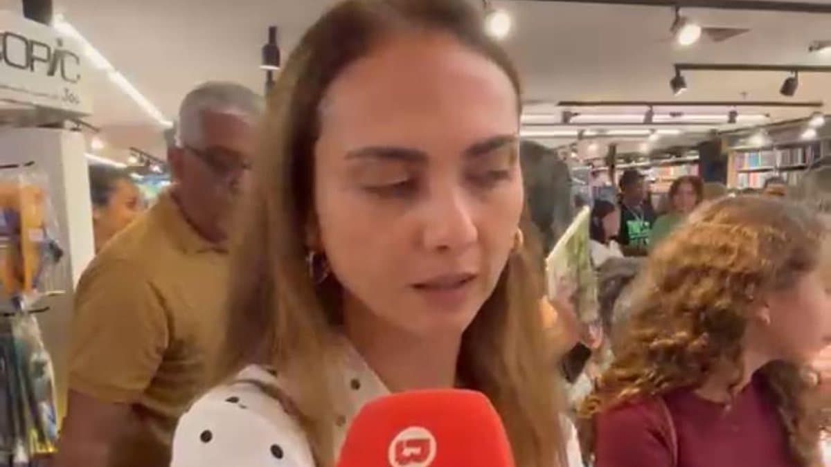 Crianças lendo livros em atividade de oficina literária