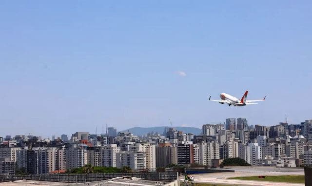 Representação de dois aviões comerciais cruzando rotas sobre o Oceano Atlântico