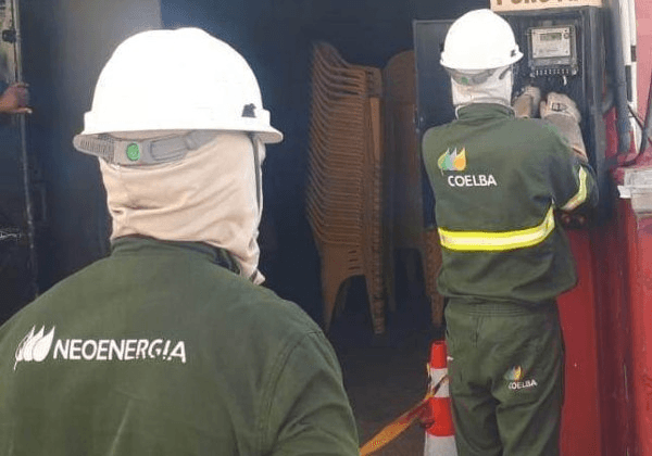 Poste de energia elétrica com fiação da Coelba em bairro de Salvador