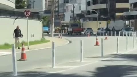 Trabalhadores instalam balizadores viários na Avenida João Davino, em Maceió