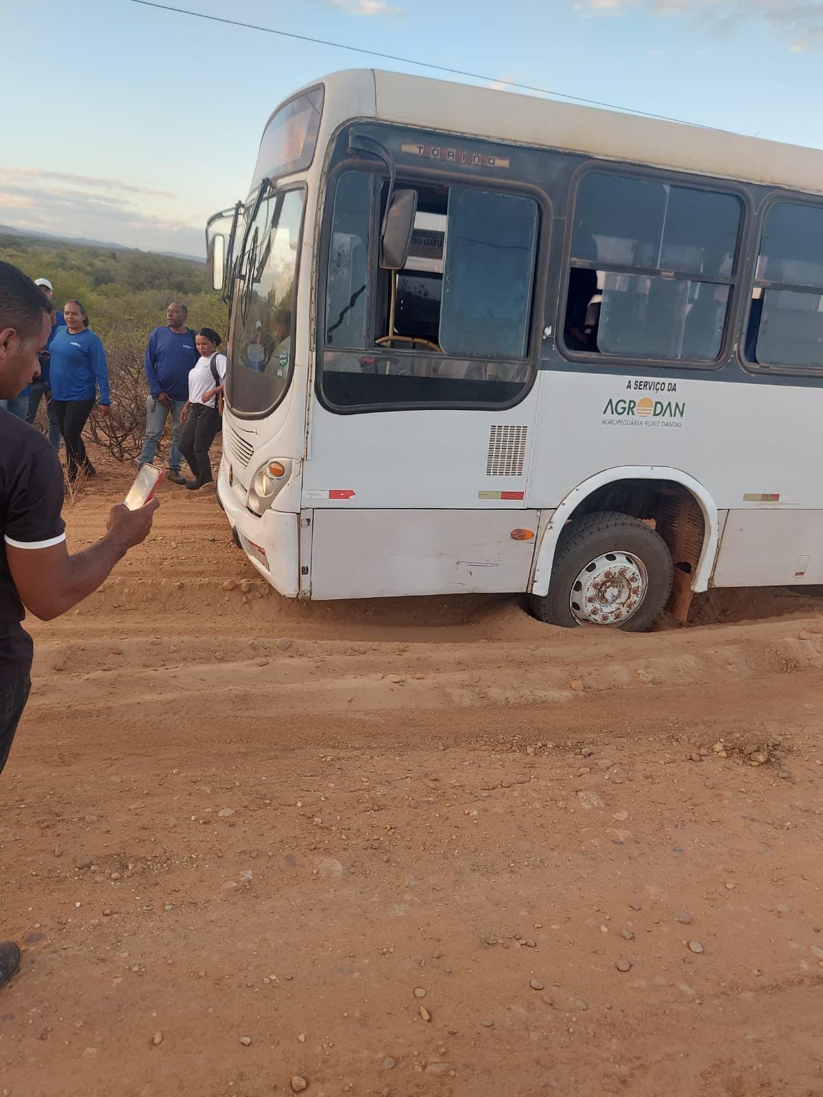 Estrada rural em mau estado de conservação no sertão baiano, com buracos e pedras soltas