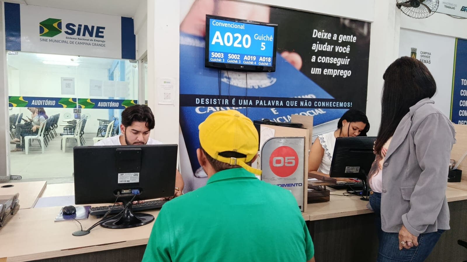 Fila de candidatos em agência do Sine esperando atendimento para vagas de emprego