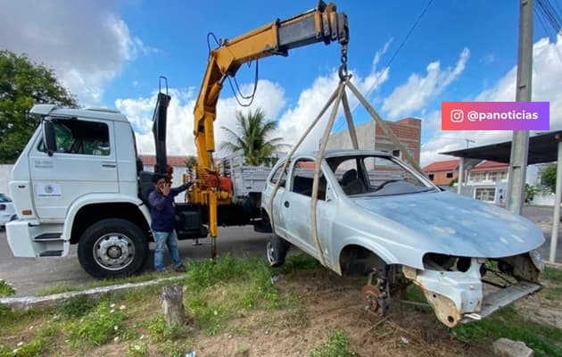 Veículo abandonado sendo removido de via pública em Paulo Afonso