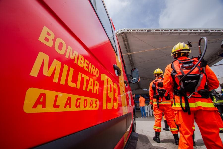 Ônibus tombado às margens de rodovia no Sertão de Alagoas com equipes de resgate ao redor