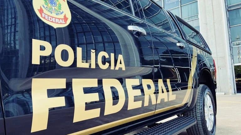 Policiais federais durante operação de busca e apreensão