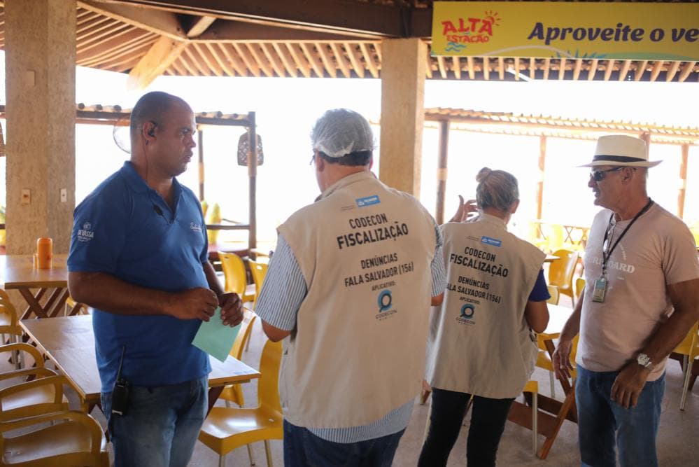Fiscais da Codecon vistoriando bar em Salvador durante a Operação Copa