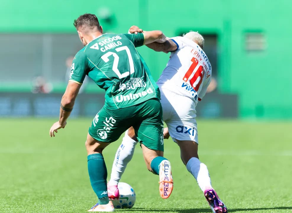 Jogadores do Bahia e da Chapecoense disputam bola na Arena Condá