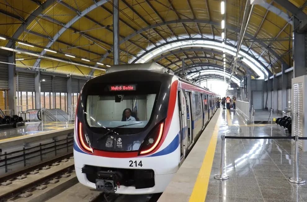 Trem do Metrô Bahia em movimento nas estações de Salvador
