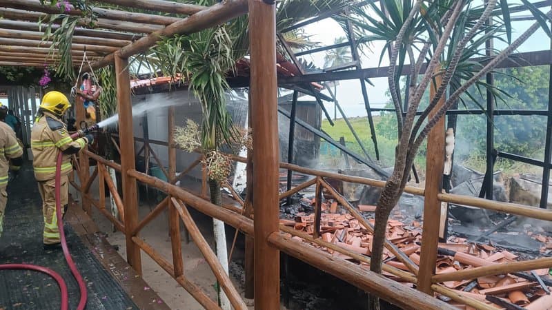Bombeiros combatem incêndio em bar e restaurante na Praia do Saco, Estância (SE)