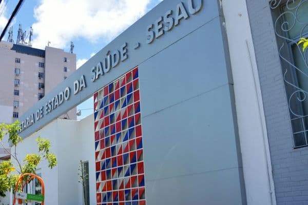 Cilindros de oxigênio medicinal em corredor de hospital público