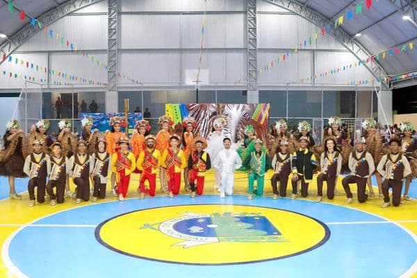 Quadrilha junina se apresentando em ginásio durante festa de São João em Alagoas
