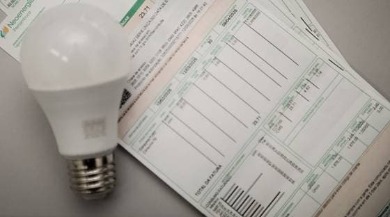 Conta de energia elétrica com fatura em destaque representando a Tarifa Social