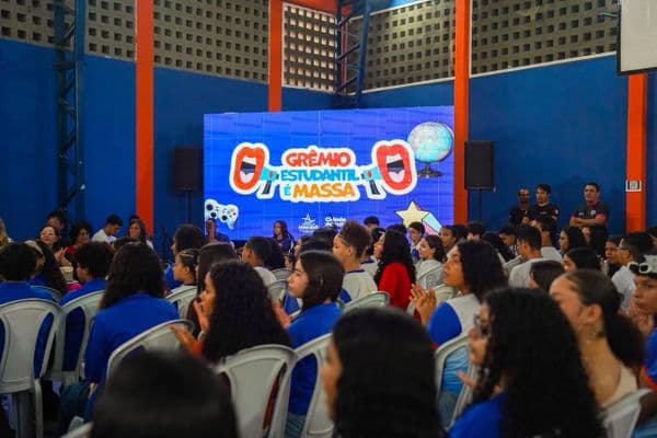 Estudantes em cerimônia de posse de grêmios estudantis nas escolas municipais de Maceió