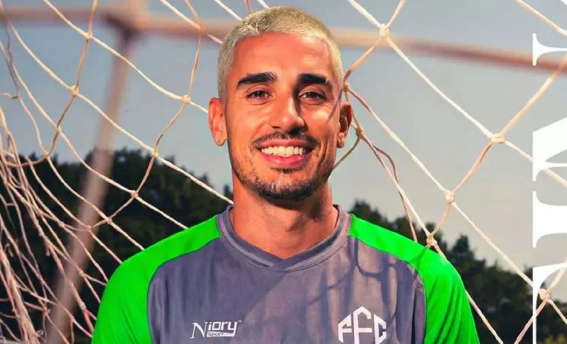 Thiago Galhardo com a camisa do Feira FC em campo durante a Série B do Campeonato Baiano 2026