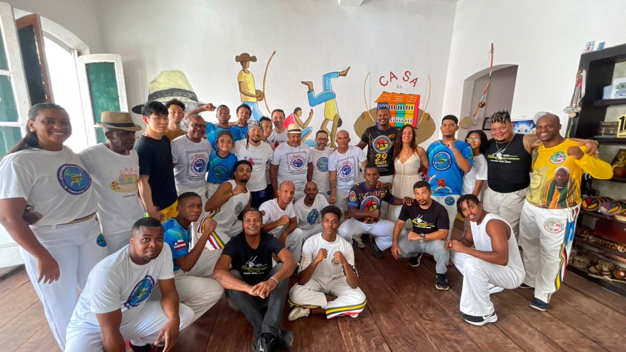 Roda de capoeira no Pelourinho, em Salvador, com mestres em círculo