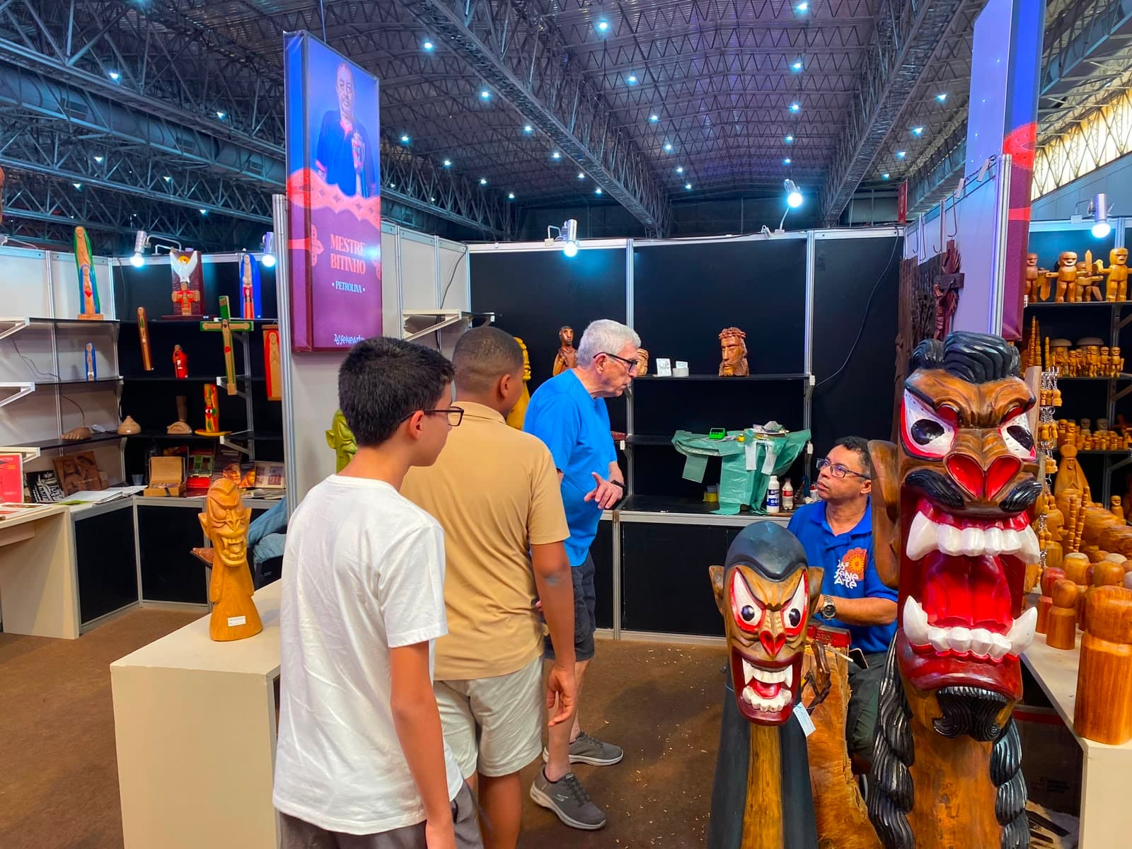 Artesãos de Petrolina expondo peças na Fenearte 2026 em Olinda