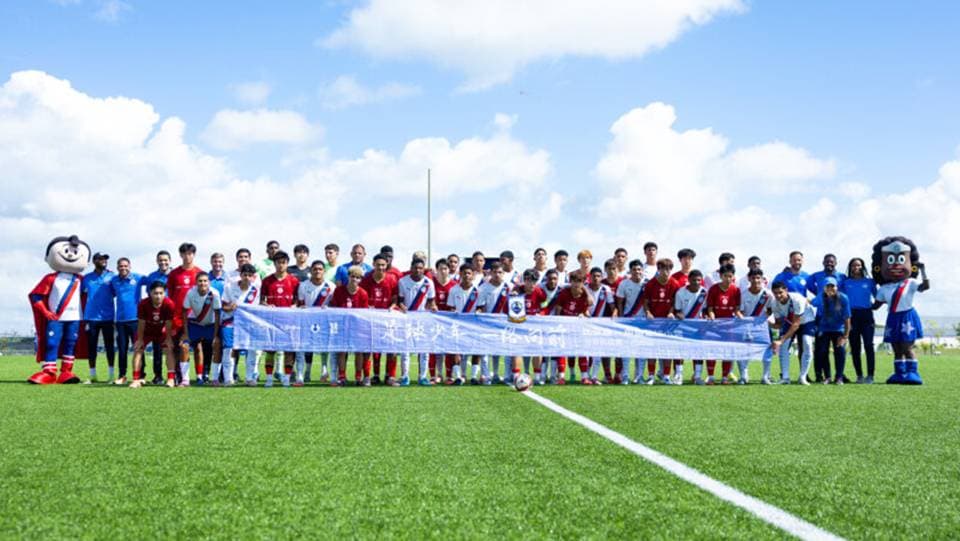 Jogadores do sub-17 do Bahia durante amistoso contra equipe chinesa no CT Evaristo de Macedo