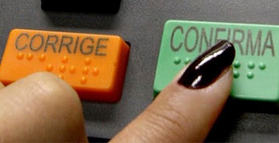 Urna eletrônica com recurso de acessibilidade para pessoas com deficiência visual nas Eleições 2026