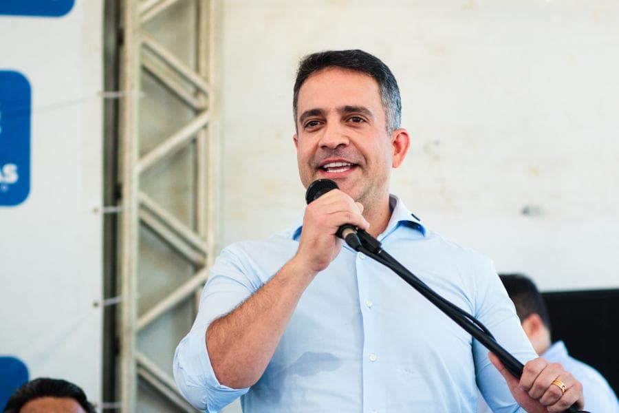 Governador Paulo Dantas durante evento oficial em Alagoas