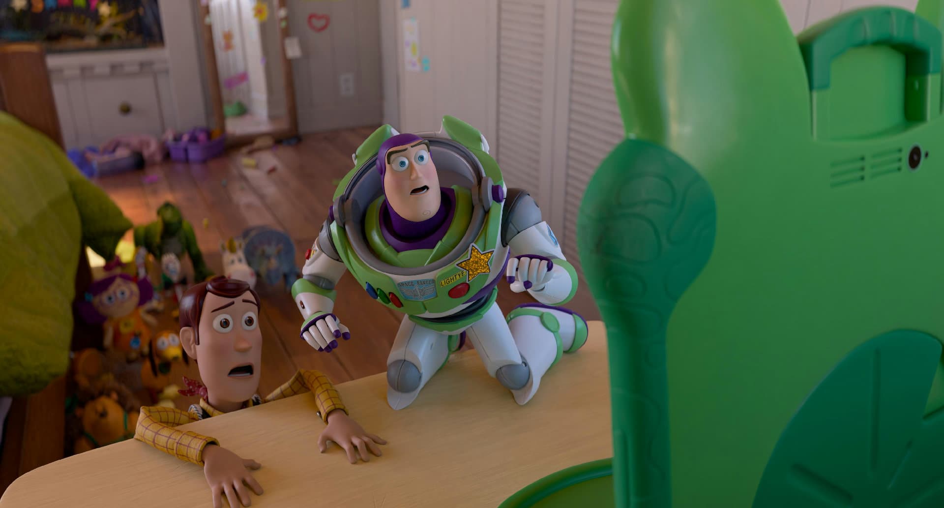 Pôster oficial do filme Toy Story 5 com os personagens Woody, Buzz e Jessie