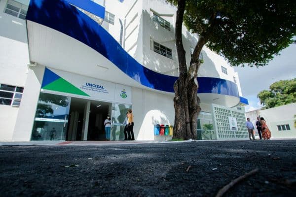 Estudantes em frente ao campus da Uncisal em Maceió, Alagoas