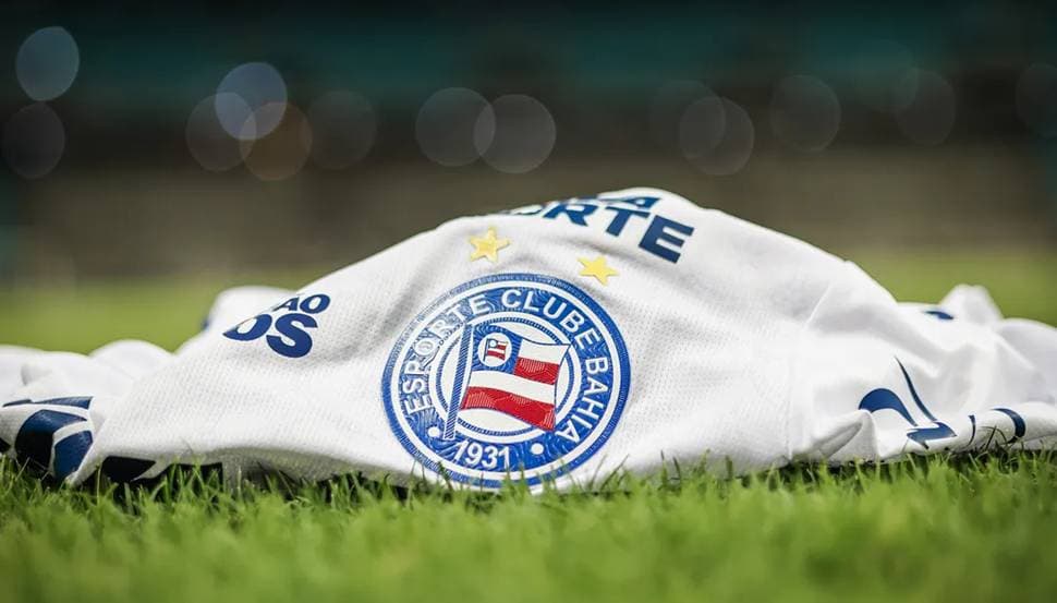Escudo do Esporte Clube Bahia em destaque