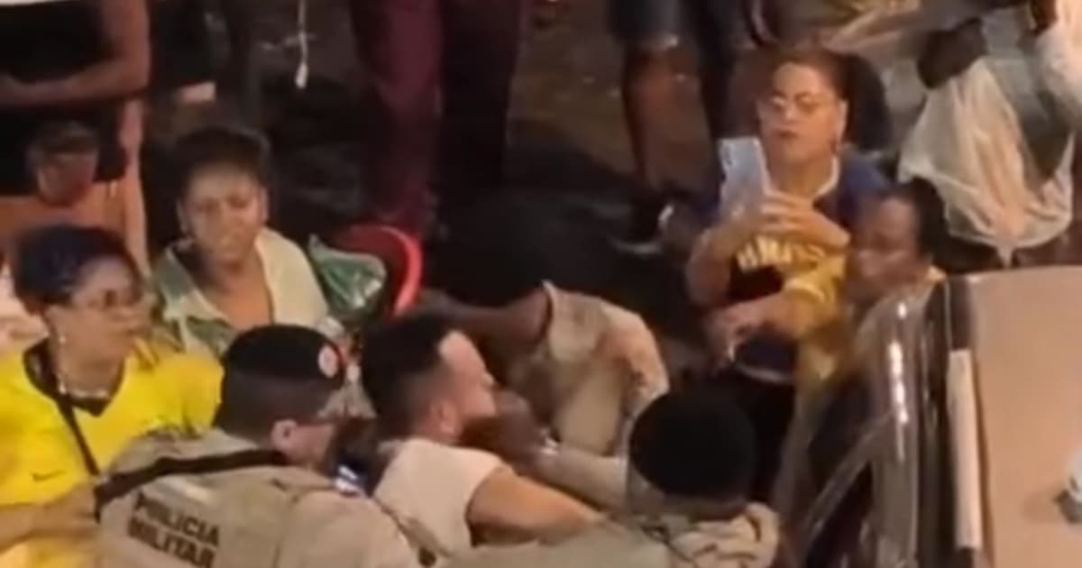 Viatura da Polícia Militar da Bahia em patrulhamento no centro histórico de Salvador