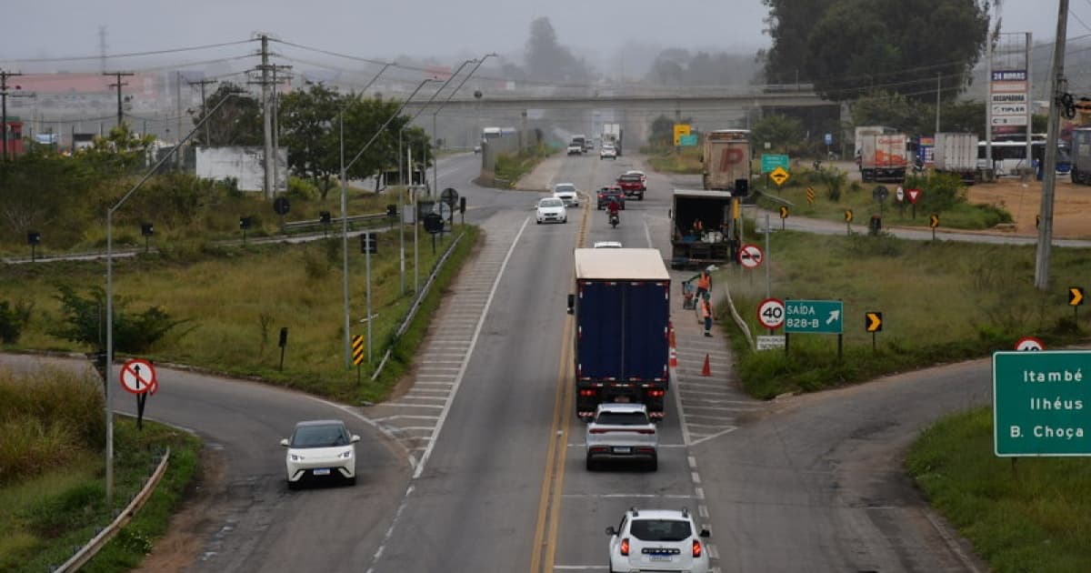 Trecho da BR-116 na Bahia com sinalização de rodovia federal