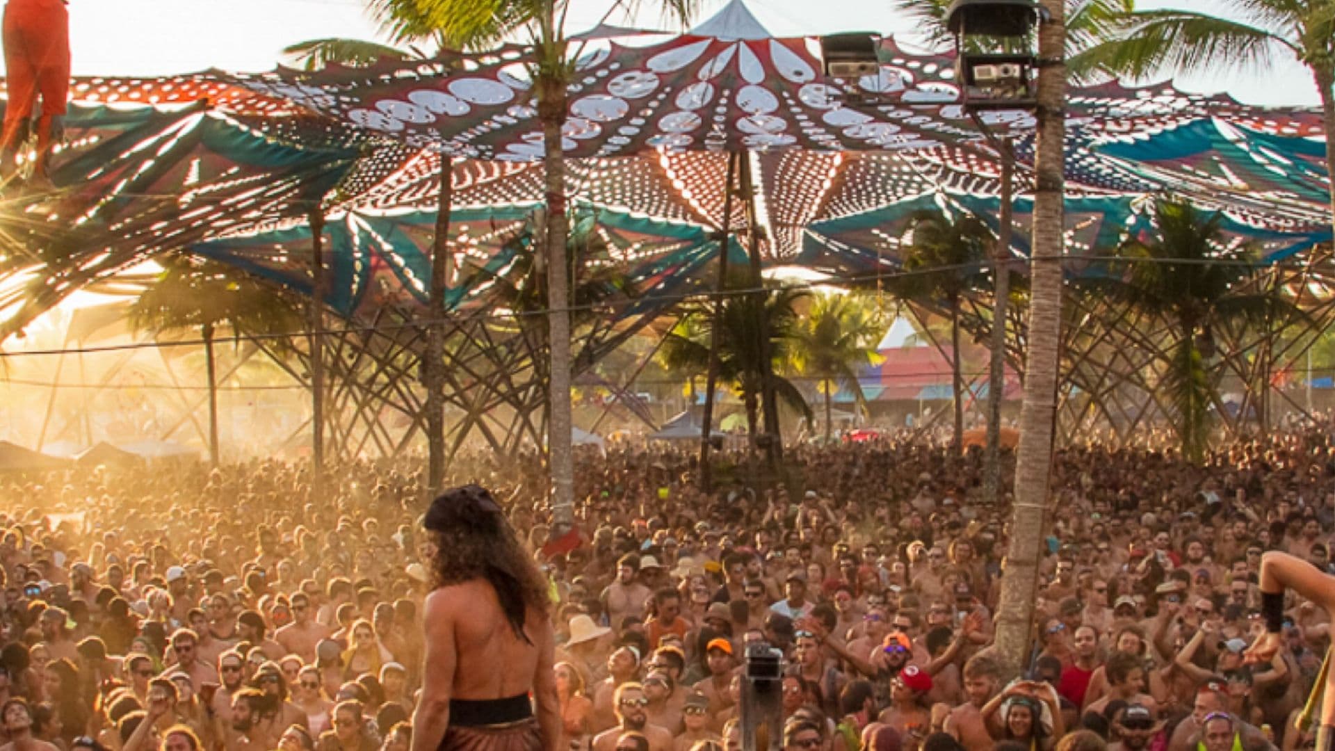 Vista aérea da Praia de Pratigi durante o festival Universo Paralello