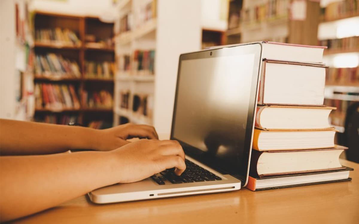 Estudante em frente a computador realizando curso EaD pelo IFSertãoPE