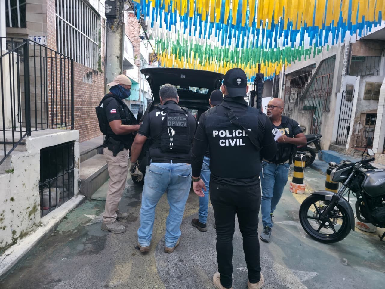 Trio suspeito de aplicar golpe da carta premiada contra idosos é preso em Salvador