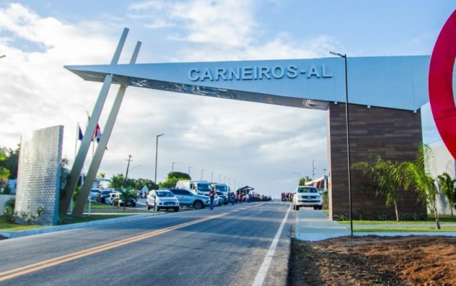 Viatura da Polícia Militar estacionada em município do Sertão de Alagoas durante atendimento a ocorrência de violência doméstica
