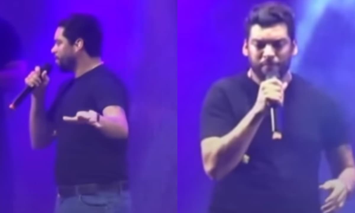 Devinho Novaes no palco durante show na Bahia