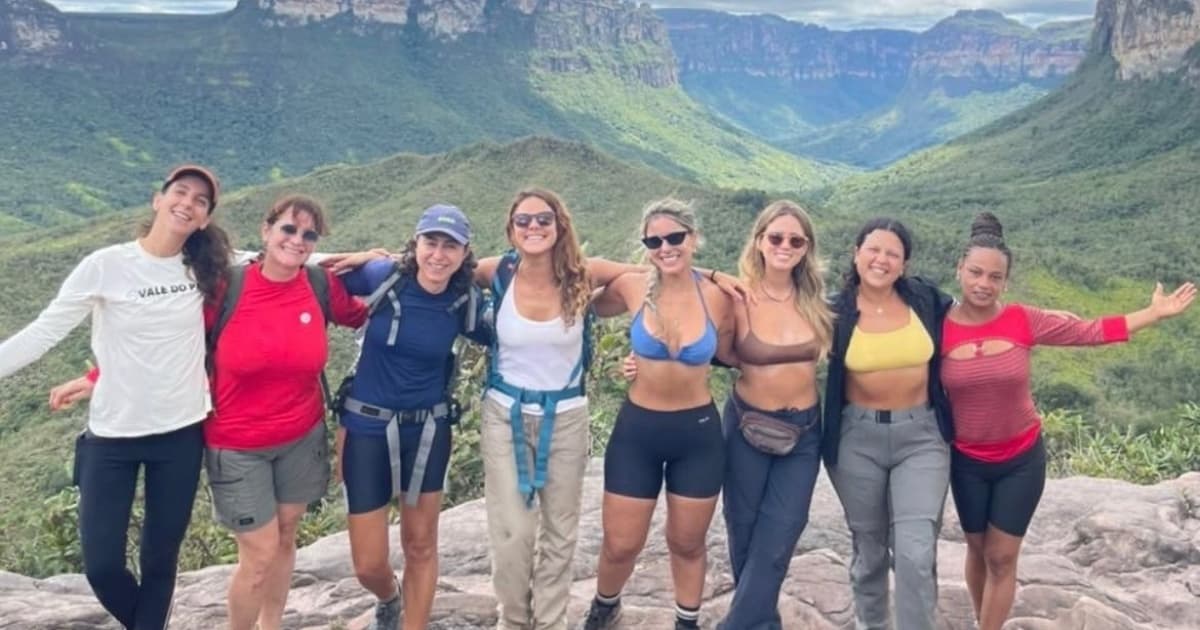 Guia feminina conduzindo grupo em trilha na Chapada Diamantina, Bahia