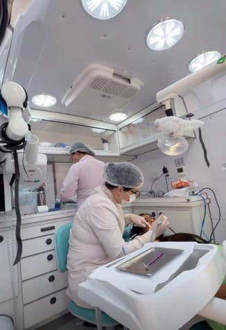 Unidade Odontológica Móvel estacionada em comunidade rural do interior de Alagoas