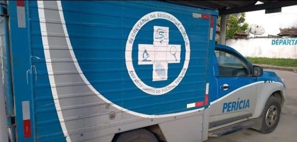 Fita de isolamento policial em área de crime no litoral da Bahia