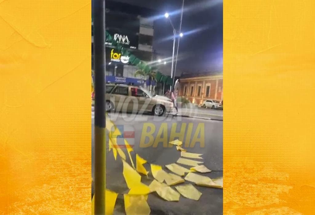Poste entortado após colisão de veículo na Avenida Luís Argolo, em Santo Antônio de Jesus, Bahia