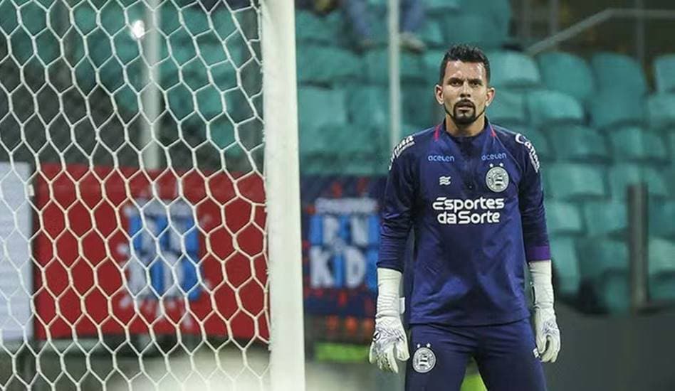 Goleiro Marcos Felipe com a camisa do Bahia durante partida oficial
