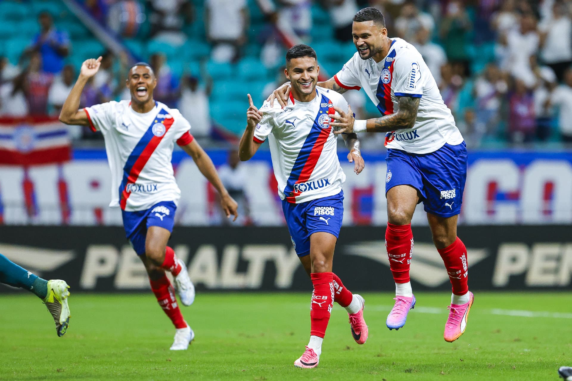 Jogadores do Bahia comemoram gol contra a Chapecoense na Arena Fonte Nova pelo Brasileirão 2026