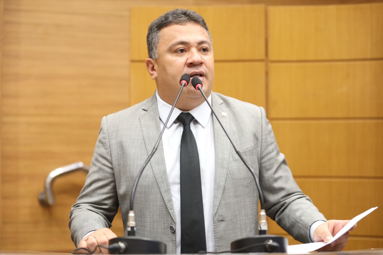 Carteira Nacional de Habilitação sobre mesa com documentos — CNH Social Sergipe