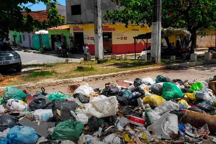Lixo acumulado em calçada de bairro de Maceió durante crise na coleta urbana