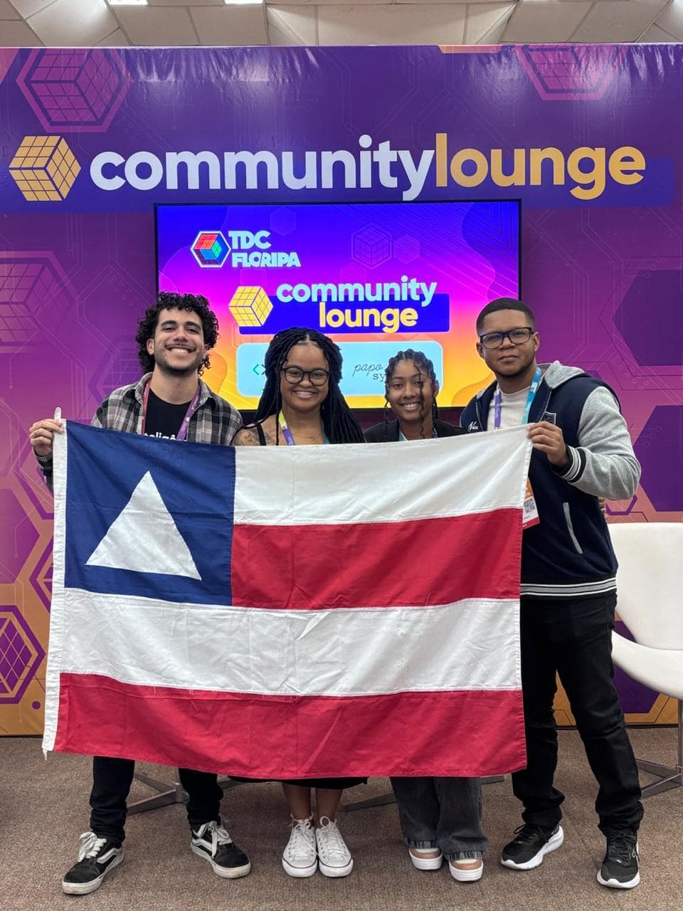 Estudantes do CEEP Isaías Alves apresentam plataforma digital de TCCs em evento de tecnologia em Florianópolis
